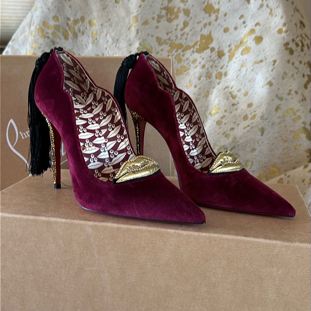 Women’s Christian Louboutin 39 Burgundy Velvet Lipchick Collection. Limited